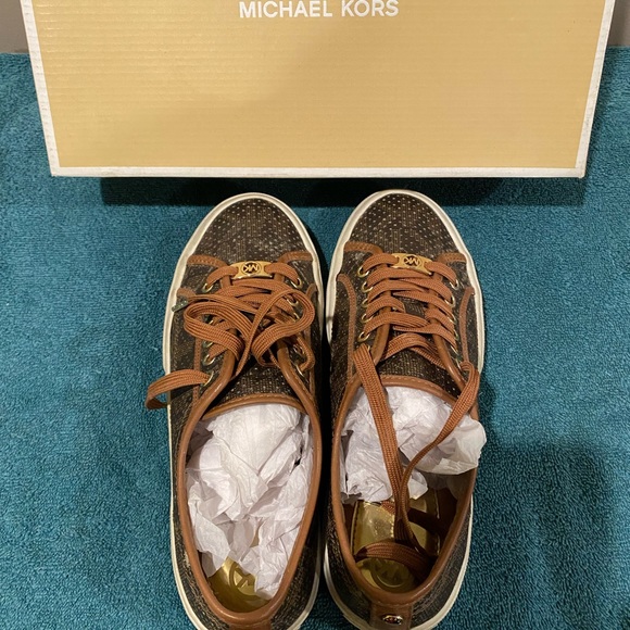 MK Shoes - Picture 4 of 10